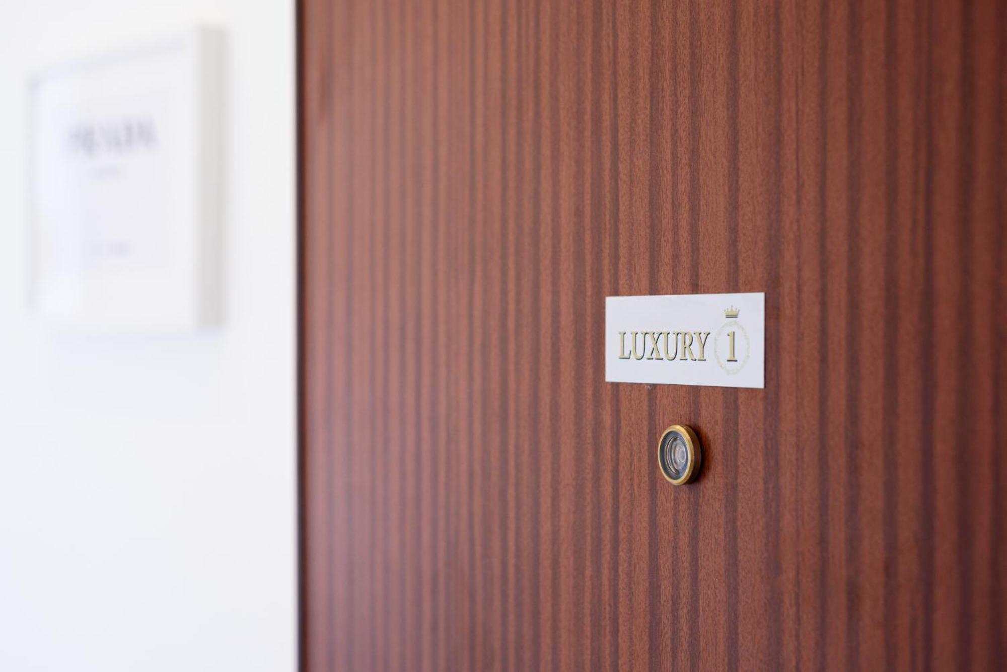 Luxury Apartment In Central City Neapel Exterior foto